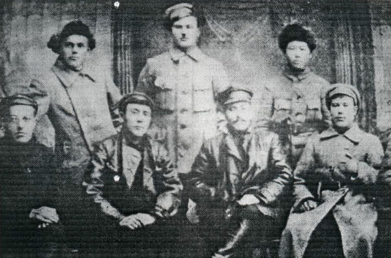 А. Джангильдин (в центре) – участник гражданской войны. Кустанай, 1918 г. Фото из личного архива Тихановского А.Е.