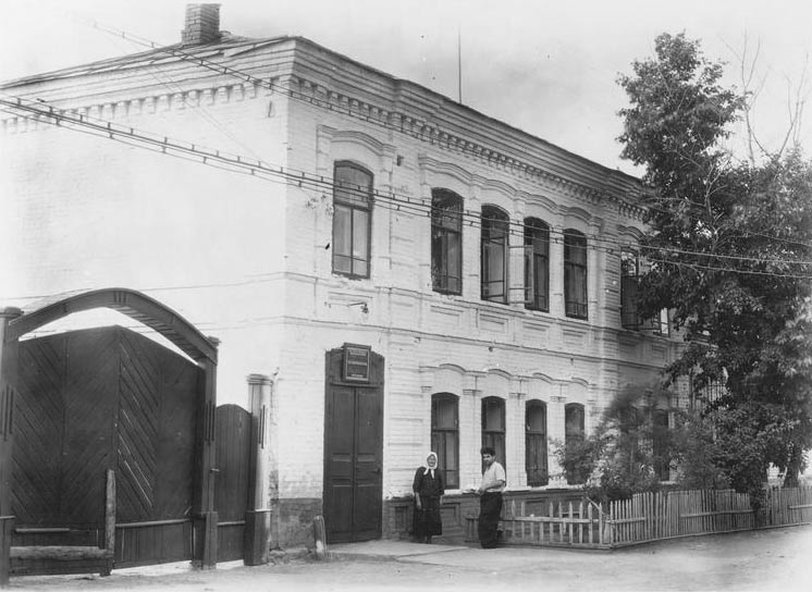 В этом здании в 30-х годах располагалась областная библиотека им. Л.Н. Толстого.  г. Кустанай, 1935-1937 гг. Фото из фонда областной библиотеки им. Л.Н. Толстого.
