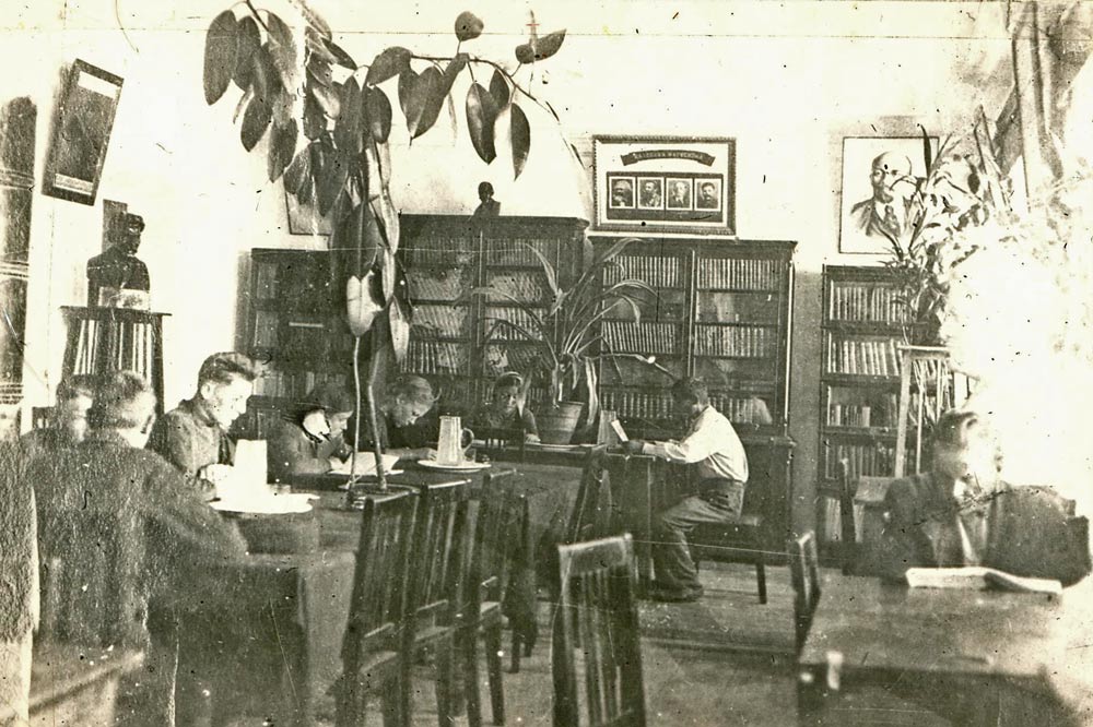 Читальный зал библиотеки.  г. Кустанай, 1938 г. Фото из фонда областной библиотеки им. Л.Н. Толстого. 