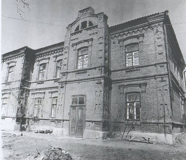 Здание первой земской больницы, построенной в г.  Кустанае в 1913 году. г. Кустанай, 1986 г. ГАКО. Оп.1-П. Ед. хр. 2344.