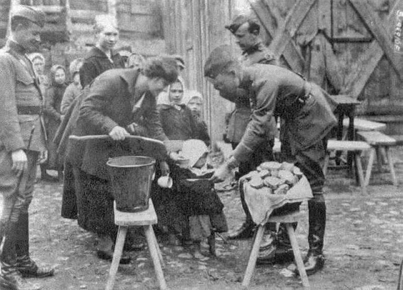 Сотрудники АРА кормят детей во время голода 1921-1922 гг.  pedsovet.org