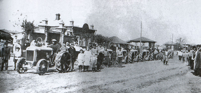 Первые советские трактора «Путиловский Фордзон» на улицах  г.Кустаная.  1924 г. ГАКО. Оп.1-П. Ед.хр. 18036.