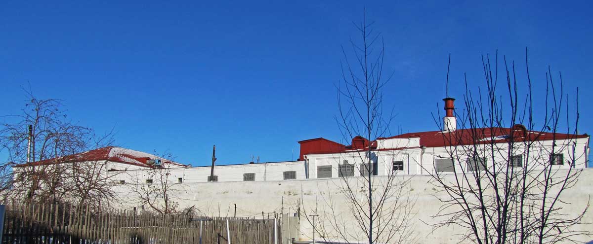 Здание Кустанайской тюрьмы постройки 1891 года. Ныне здесь располагается следственный изолятор. Фото Козыбаева А.Г. г. Костанай, 2011 г.