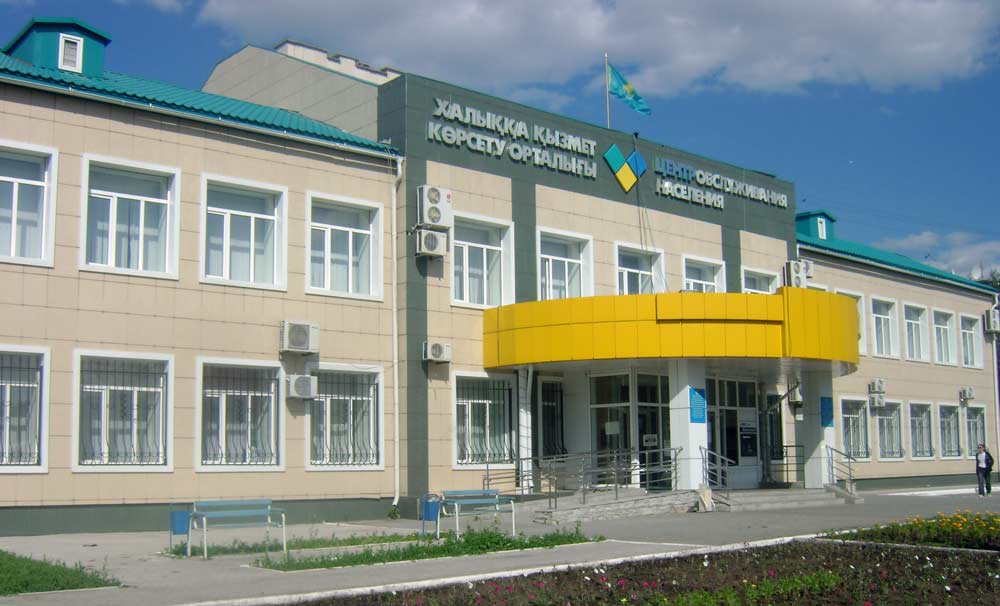 Первая городская Вечерняя школа № 1, построенная в 1937 году.  В настоящее время - Центр обслуживания населения города.  г. Костанай, 2011 г. Фото Терновой М.И.