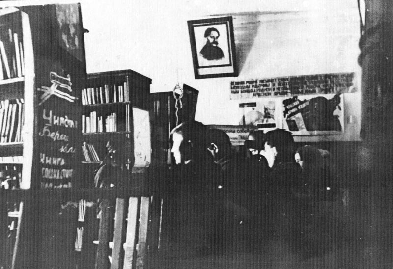 Выдача книг в Кустанайской городской библиотеке. г.  Кустанай, 1937 г. ГАКО.  Оп.1-П. Ед. хр.918.