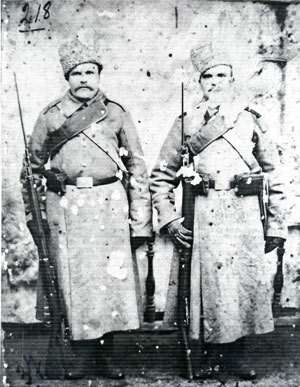 А.Жиляев – командующий Повстанческой армией, первый слева.  г. Кустанай, 1918 г.  ГАКО. Оп. 1-П. Ед. хр. 390.